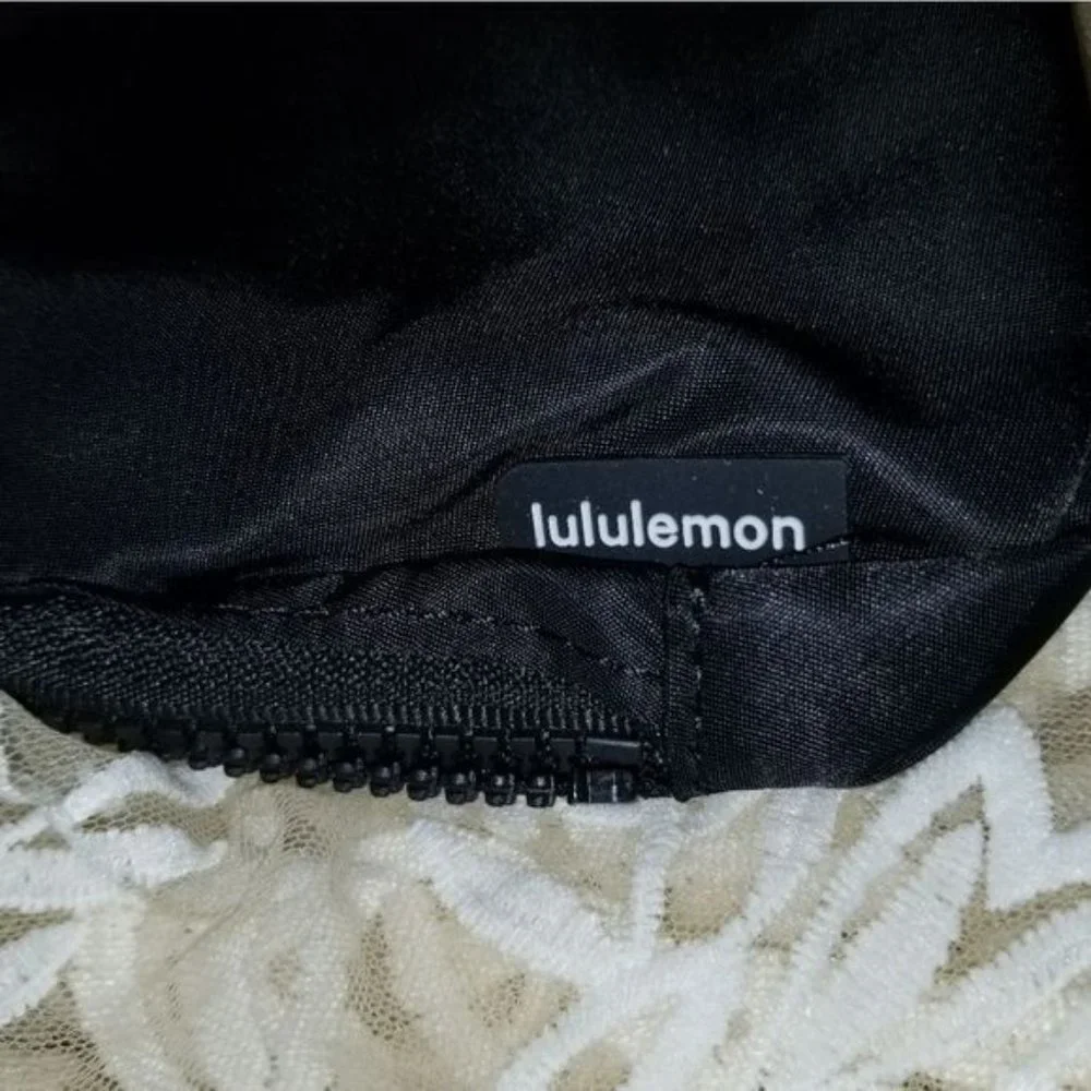 Lululemon Everywhere Belt Bag 1L Original Strap Black Nwt - Picture 5 of 14